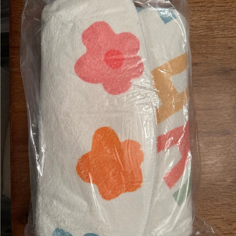 Colorful 'Be Happy' Round Rug 47.2 Inch - Picture 2 of 2